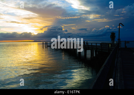 Coucher du soleil, Kingfisher Bay Resort Jetty, Fraser Island, Queensland, Queensland, Australie Banque D'Images