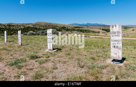 Montana, Virginia City, 19C ville minière, Boot Hill Cemetery Road, pierres tombales des agents Banque D'Images