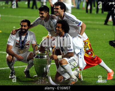 Lisbonne, Portugal. 24 mai, 2014. Les joueurs du Real Madrid célébrer avec le trophée après avoir battu l'Atletico Madrid lors de la finale de la Ligue des champions au stade de la Luz à Lisbonne, capitale du Portugal, le 24 mai 2014. Le Real Madrid a gagné 4-1. © Zhang Liyun/Xinhua/Alamy Live News Banque D'Images