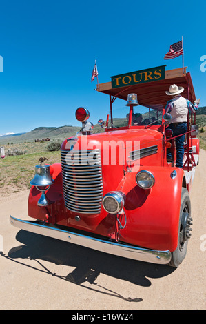 Montana, Virginia City, 19C ville minière, Boot Hill Cemetery, tour bus ancien vintage fire engine Banque D'Images