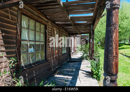 Montana, Virginia City, ville minière de l'or 19C, lumière du jour, Village tourist court est. 1946, reste de faux/unités de logement Banque D'Images