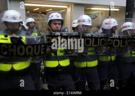 Sao Paulo, Brésil. 24 mai, 2014. Des policiers anti-émeute montent la garde lors d'une protestation contre la dépense publique pour la Coupe du Monde de la FIFA 2014 au Brésil, à Sao Paulo, Brésil, le 24 mai 2014. Credit : Rahel Patrasso/Xinhua/Alamy Live News Banque D'Images