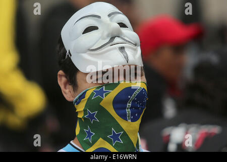 Sao Paulo, Brésil. 24 mai, 2014. Un démonstrateur réagit au cours d'une protestation contre la dépense publique pour la Coupe du Monde de la FIFA 2014 au Brésil, à Sao Paulo, Brésil, le 24 mai 2014. Credit : Rahel Patrasso/Xinhua/Alamy Live News Banque D'Images