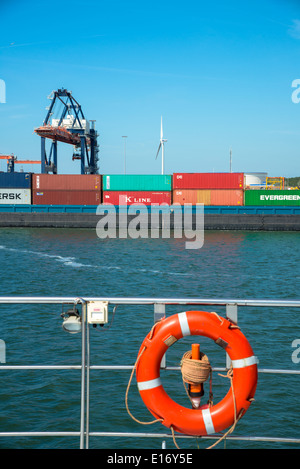 Porte-conteneurs dans le port de Rotterdam et bouée Banque D'Images