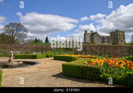 Jardin clos avec Helmsley Helmsley castle dans l'arrière-plan Banque D'Images