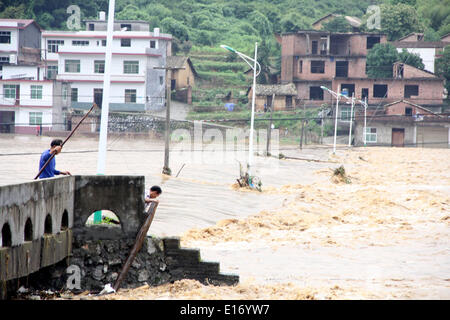 Beijing, Chine, province de Jiangxi. 25 mai, 2014. Passe devant l'inondation du village de Tongmu Hongdong Township de Pingxiang City, province de Jiangxi, Chine orientale, le 25 mai 2014. Des averses à Jiangxi balayée de 8 h le 24 mai à 8 h le 25 mai. Environ 5 000 résidents de Pingxiang City ont été piégés par les inondations que de partir le dimanche après plus de 4 000 habitants ont été évacués. Credit : Xie Shushun/Xinhua/Alamy Live News Banque D'Images