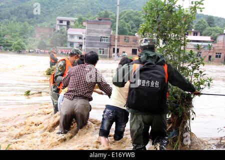 Beijing, Chine, province de Jiangxi. 25 mai, 2014. Les sauveteurs ont évacuer les villageois piégés comme passe devant l'inondation du village de Tongmu Hongdong Township de Pingxiang City, province de Jiangxi, Chine orientale, le 25 mai 2014. Des averses à Jiangxi balayée de 8 h le 24 mai à 8 h le 25 mai. Environ 5 000 résidents de Pingxiang City ont été piégés par les inondations que de partir le dimanche après plus de 4 000 habitants ont été évacués. Credit : Xie Shushun/Xinhua/Alamy Live News Banque D'Images