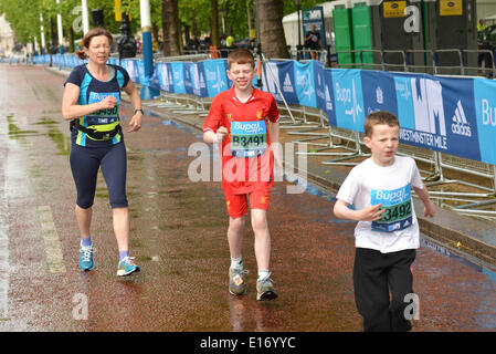 Londres, Royaume-Uni. 24 mai 2014. Des milliers de personnes participent, hommes, femmes et enfants s'exécute pour le Westminster Bupa fonctionne à 1,6 km du centre commercial de Londres. Photo par voir Li/Alamy Live News Banque D'Images