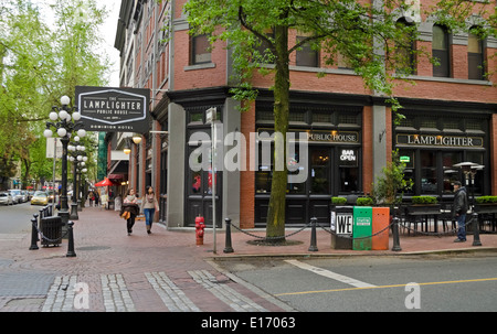 Le Lamplighter public house dans le quartier de Gastown Vancouver, Colombie-Britannique, Canada. Les gens à pied par le pub restaurant au printemps. Banque D'Images