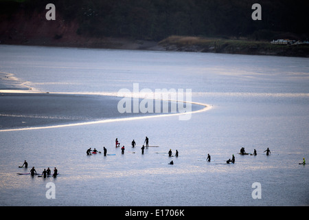 Les surfeurs attendant l'alésage du bras Severn à Newnham-on-Severn, Gloucestershire UK 2014 Banque D'Images