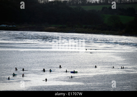 Attendre l'approche de surfeurs de l'alésage du bras Severn à Newnham-on-Severn, Gloucestershire UK 2014 Banque D'Images