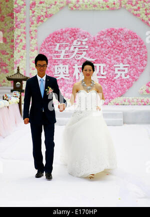 Shanghai, Chine, la province de Shandong. 25 mai, 2014. 10 Yushan Wu (R), la double championne de taekwondo de 49kg, est vu avec l'epoux Hou Kun durant leur mariage à Shanghai, la Chine de l'est la province de Shandong, le 25 mai, 2014. © Zhang Chi/Xinhua/Alamy Live News Banque D'Images