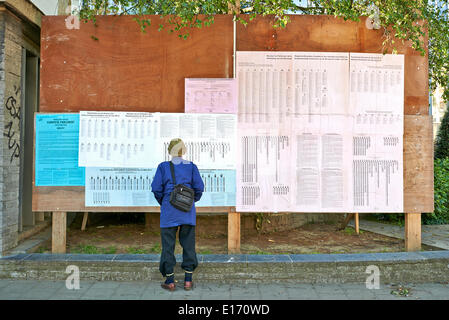 Bruxelles, Belgique. 25 mai, 2014. Élections européennes le 25 mai 2014 à Bruxelles. Vieil homme se penche sur l'élection des panneaux d'information. Crédit : Patrick Bombaert/Alamy Live News Banque D'Images