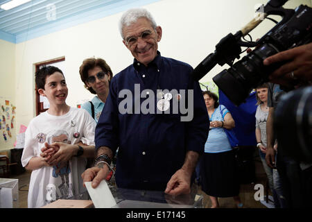 Thessalonique, Grèce. 25 mai, 2014. Le maire de Thessalonique, Yiannis Boutaris votes pour le Euroepean le Parlement et le second tour des élections locales. Le maire sortant, Yiannis Boutaris est à la tête d'une nouvelle démocratie soutenue Stavros Kalafatis comme le rival de ruissellement entre eux a lieu le dimanche. Thessalonique, Grèce le 25 mai 2014. Credit : Konstantinos Tsakalidis/Alamy Live News Banque D'Images