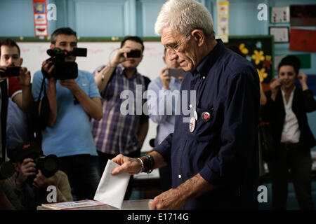 Thessalonique, Grèce. 25 mai, 2014. Le maire de Thessalonique, Yiannis Boutaris votes pour le Euroepean le Parlement et le second tour des élections locales. Le maire sortant, Yiannis Boutaris est à la tête d'une nouvelle démocratie soutenue Stavros Kalafatis comme le rival de ruissellement entre eux a lieu le dimanche. Thessalonique, Grèce le 25 mai 2014. Credit : Konstantinos Tsakalidis/Alamy Live News Banque D'Images