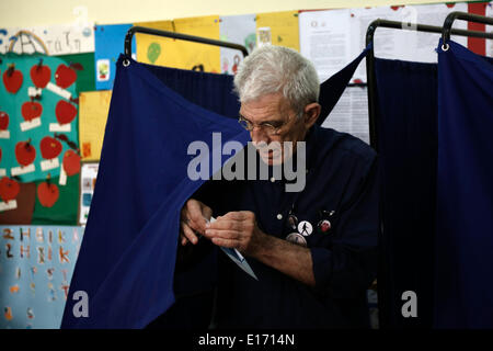 Thessalonique, Grèce. 25 mai, 2014. Le maire de Thessalonique, Yiannis Boutaris votes pour le Euroepean le Parlement et le second tour des élections locales. Le maire sortant, Yiannis Boutaris est à la tête d'une nouvelle démocratie soutenue Stavros Kalafatis comme le rival de ruissellement entre eux a lieu le dimanche. Thessalonique, Grèce le 25 mai 2014. Credit : Konstantinos Tsakalidis/Alamy Live News Banque D'Images