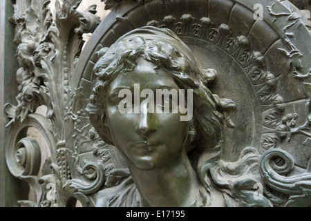 Sculpture sur une porte de secours au Théâtre national de l'Opéra-Comique, Place Boieldieu, Paris, France Banque D'Images