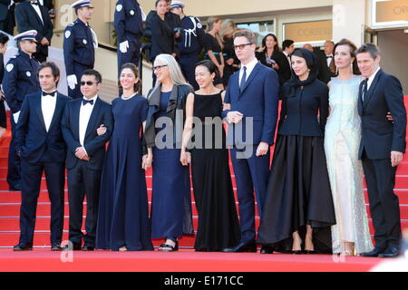 Cannes, France. 24 mai, 2014. CANNES, FRANCE - 24 MAI : réalisateur chinois Jia Zhangke, directeur nous Sofia Coppola, Président de la Jury Longs métrages Jane Campion, actrice sud-coréenne Jeon Do-yeon, directeur danois Nicolas Winding Refn, l'actrice iranienne Leila Hatami, l'actrice française Carole Bouquet et l'acteur américain Willem Dafoe assiste à la cérémonie de clôture et 'une poignée de dollars' Le dépistage au cours de la 67e Assemblée annuelle du Festival du Film de Cannes le 24 mai 2014 à Cannes, France Crédit : Frederick Injimbert ZUMAPRESS.com/Alamy/Live News Banque D'Images