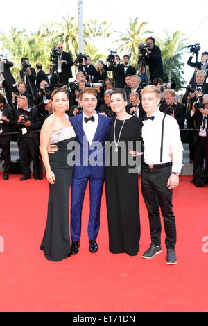 Cannes, France. 24 mai, 2014. CANNES, FRANCE - 24 MAI : (L-R) Suzanne Clement, directeur Xavier Dolan, Anne Dorval et l'acteur Olivier Pilon assiste à la cérémonie de clôture et 'une poignée de dollars' le dépistage au cours de la 67e Assemblée annuelle du Festival du Film de Cannes le 24 mai 2014 à Cannes, France Crédit : Frederick Injimbert ZUMAPRESS.com/Alamy/Live News Banque D'Images