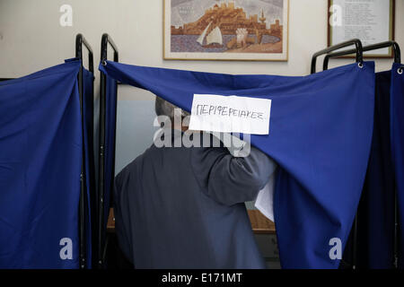 Thessalonique, Grèce. 25 mai, 2014. Les Grecs sont appelés aux urnes ce dimanche pour les élections européennes et le second tour des élections locales. Jusqu'à 350 millions d'Européens ont le droit de voter aux élections au Parlement européen qui aura lieu le 22 au 25 mai dans tous les 28 États membres de l'UE. Credit : Konstantinos Tsakalidis/Alamy Live News Banque D'Images