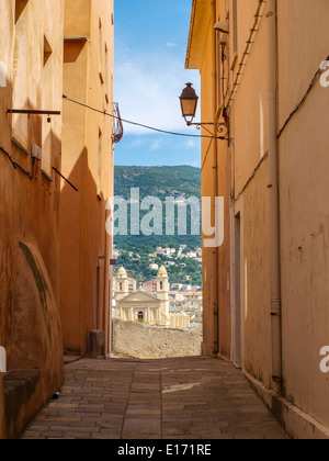 Bastia rue avec St John Baptist Church Towers à la fin Banque D'Images