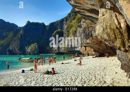 Maya Bay et plage sur l'île de Ko Phi Phi Le, La Mer d'Andaman, Thaïlande Banque D'Images