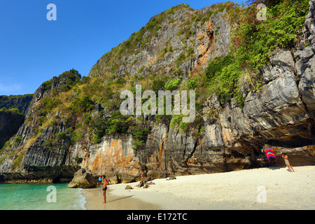 Maya Bay et plage sur l'île de Ko Phi Phi Le, La Mer d'Andaman, Thaïlande Banque D'Images