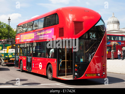 Un nouveau bus Routemaster Londres à Trafalgar Square, Londres, Angleterre, Royaume-Uni Banque D'Images