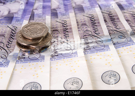 British Pound Note et pile de pièces Banque D'Images