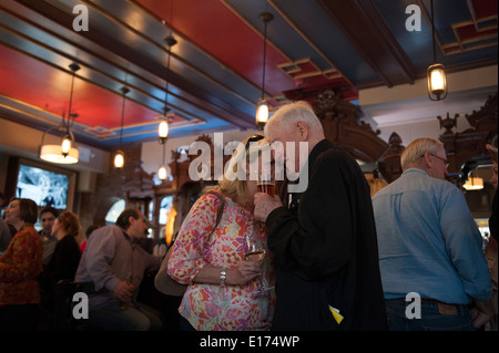 Couple de personnes âgées dans le Café de Paris, un bar et restaurant dans le port maritime de South Street, Manhattan, New York. Banque D'Images