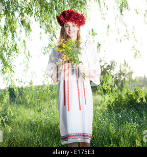 Jeune femme posant en costume traditionnelle ukrainienne à l'extérieur Banque D'Images