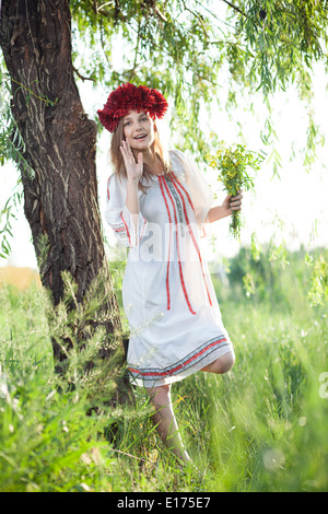 Fille émotionnelle en costume traditionnelle ukrainienne Banque D'Images