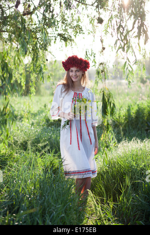 Jeune femme posant en costume traditionnelle ukrainienne à l'extérieur Banque D'Images