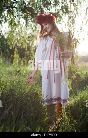 Jeune fille ukrainienne promenades dans l'herbe verte Banque D'Images