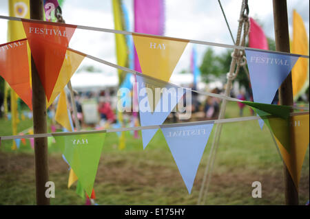 Hay-on-Wye, au Pays de Galles UK, dimanche 25 mai 2014 Des milliers de personnes se rendent sur le Hay on Wye le quatrième jour du Daily Telegraph 2014 Festival de littérature de Hay, le Pays de Galles UK Crédit photo : Keith morris/Alamy Live News Banque D'Images