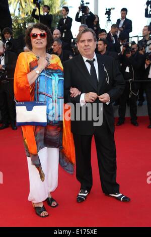 Gagnant du meilleur acteur Timothy Spall et femme Shane Spall assister à la Palme d'Or Winners photocall du 67e Festival International du Film de Cannes au Palais des Festivals de Cannes, France, le 24 mai 2014. Photo : Hubert Boesl - AUCUN SERVICE DE FIL- Banque D'Images