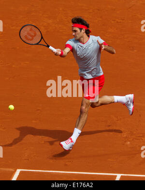 France, Paris. 25 mai, 2014. Tennis, Roland Garros, Roger Federer (SUI) en action dans son match contre Lukas Lacko (SVK) sur le court Philippe Chatrier (Centercourt) Photo:Tennisimages/Henk Koster/Alamy Live News Banque D'Images