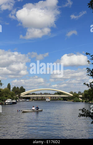 Walton Bridge, Surrey, Angleterre, Royaume-Uni. 25 mai 2014. Walton pont a été décerné cette semaine le prix communautaire pour "donner une valeur réelle à la communauté" de l'Institution of Civil Engineers. Il a été le premier nouveau franchissement routier de la Tamise à 20 ans et a été construit par les entrepreneurs Atkins et Costain. Il a ouvert ses portes dans les délais et le budget en juillet 2013. Credit : Julia Gavin/Alamy Live News Banque D'Images