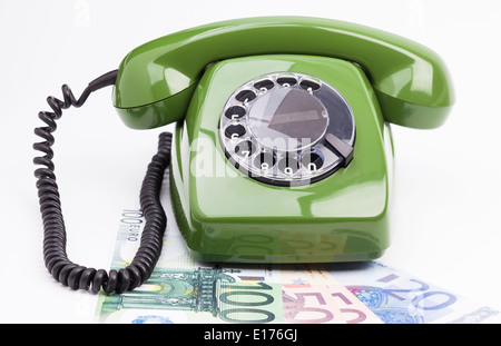 Image montre un téléphone rétro vert isolé sur fond blanc Banque D'Images