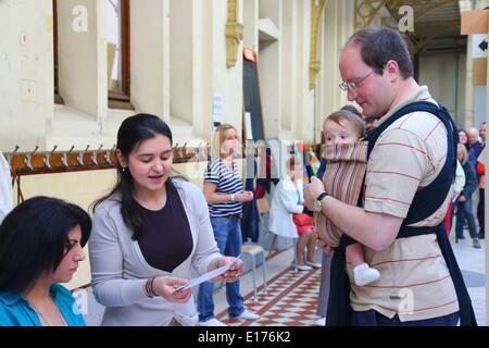 Bruxelles, Belgique. 25 mai, 2014. Un homme d'attendre pour voter dans un bureau de vote de Bruxelles, Belgique, le 25 mai 2014. Les élections du Parlement européen en Belgique a ouvert le dimanche. Credit : Gong Bing/Xinhua/Alamy Live News Banque D'Images