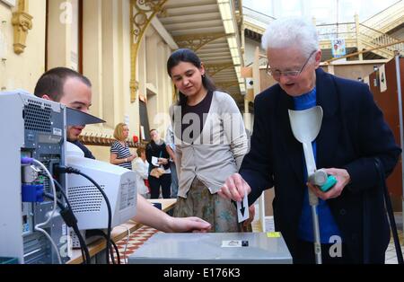 Bruxelles, Belgique. 25 mai, 2014. Une femme jette son vote à un bureau de vote à Bruxelles, Belgique, le 25 mai 2014. Les élections du Parlement européen en Belgique a ouvert le dimanche. Credit : Gong Bing/Xinhua/Alamy Live News Banque D'Images