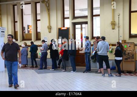 Bruxelles, Belgique. 25 mai, 2014. Les gens attendent pour voter à un bureau de scrutin à Bruxelles, Belgique, le 25 mai 2014. Les élections du Parlement européen en Belgique a ouvert le dimanche. Credit : Gong Bing/Xinhua/Alamy Live News Banque D'Images