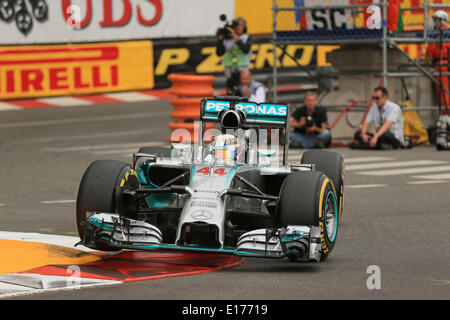 Monte Carlo, Monaco. 25 mai, 2014. F1 Grand Prix de Monaco. Lewis Hamilton conduit sa Mercedes AMG Petronas F1 W05 à la deuxième place derrière son coéquipier Nico Rosberg : Action Crédit Plus Sport/Alamy Live News Banque D'Images