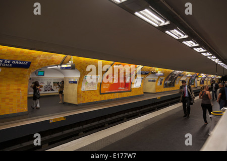 Métro Charles de Gaulle station de métro de la ligne de la ville de Paris Paris France Europe metropolitan, Metropolitan, Banque D'Images