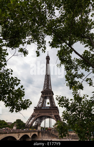 La Tour Eiffel entourée d'arbres à Paris europe destination européenne Banque D'Images