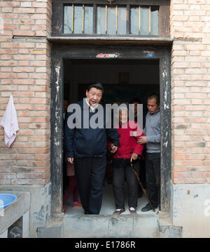 Beijing, Chine, province de Henan. Mar 17, 2014. Le président chinois Xi Jinping (L), également secrétaire général du parti communiste de Chine (PCC) Comité Central, visites Zhang Jingzhi (C), un 85-year-old hauts villageois, au Village de Zhangzhuang Comté Co.,le centre de la Chine, la province du Henan, du 17 mars 2014. Le Parti communiste chinois (PCC) a lancé la campagne d'un an en juin 2013 pour renforcer la ligne de masse", se référant à une directive en vertu de laquelle le PCC est tenu de la priorité aux intérêts du peuple. © Li Xueren/Xinhua/Alamy Live News Banque D'Images