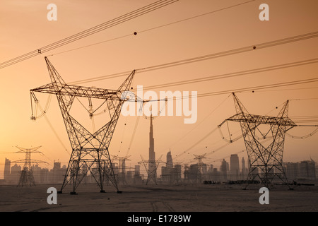 Lignes de transport d'électricité et les pylônes et skyline at Dusk à Dubaï Émirats Arabes Unis Banque D'Images