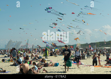 Cerfs-volants dans le ciel de la plage de Cervia Banque D'Images