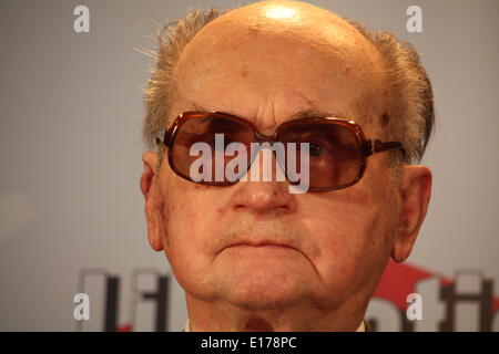 PIX FICHIER : Décès de l'ancien Président polonais et Wojciech Jaruzelski, ici au cours d'une réunion du journal français Libération en 2009, Lyon, Rhône, Rhône-Alpes, France. Credit : Thibaut/Alamy Live News Banque D'Images