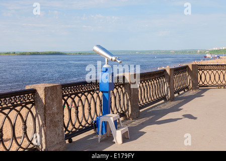 Jumelles à pièces sur la banque du fleuve en été Banque D'Images